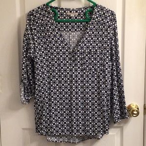 Geometric pattern top with roll up sleeves. Large.